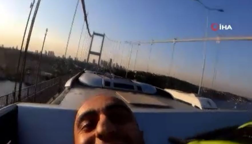 Avrupa’dan Asya kıtasına metrobüsün üstünde geçen genç yakalandı