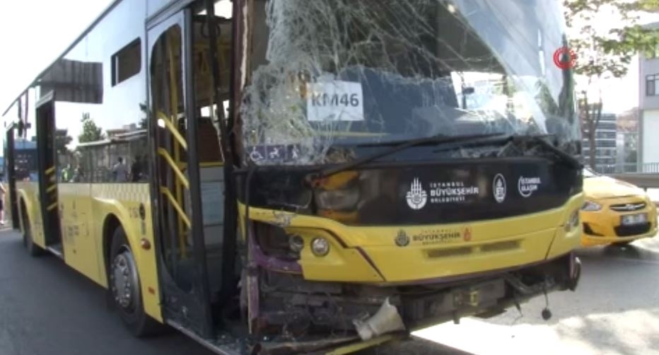 Ataşehir’de İETT otobüsü ve 2 minibüs birbirine girdi: 1 yaralı