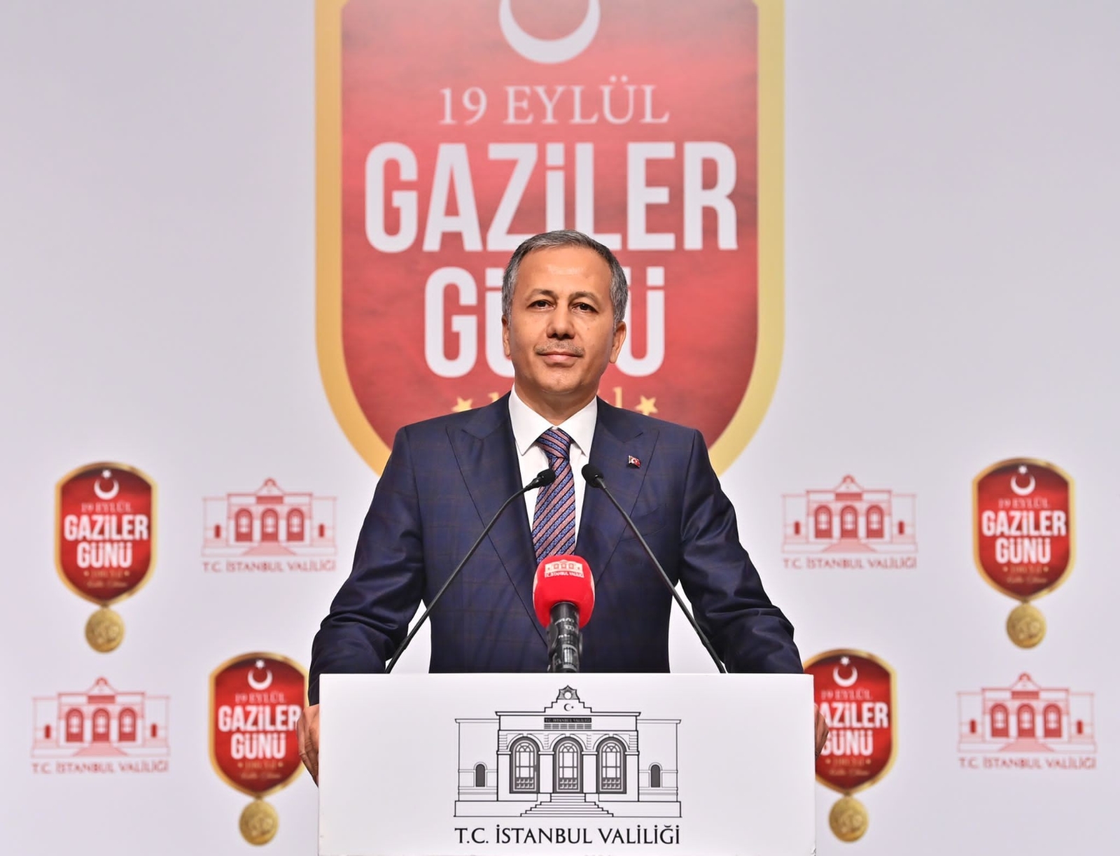 İstanbul Valisi Yerlikaya, gaziler ile bir araya geldi