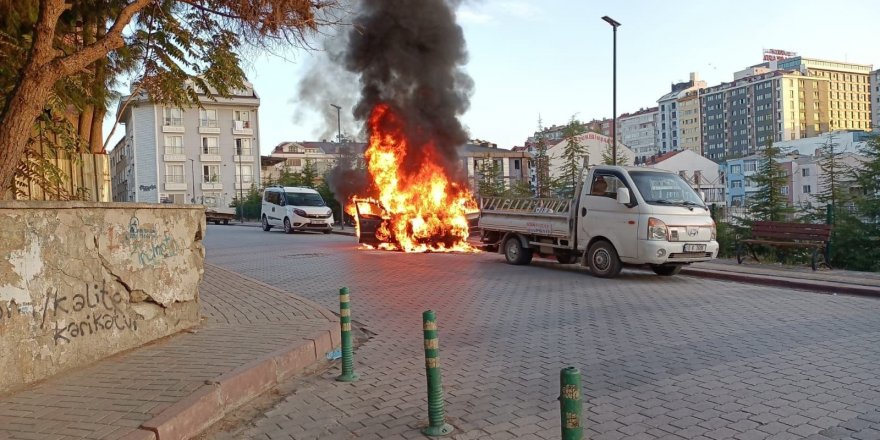 Balıkesir'in Bandırma ilçesinde Park Halindeki Araç Alev Alev Yandı