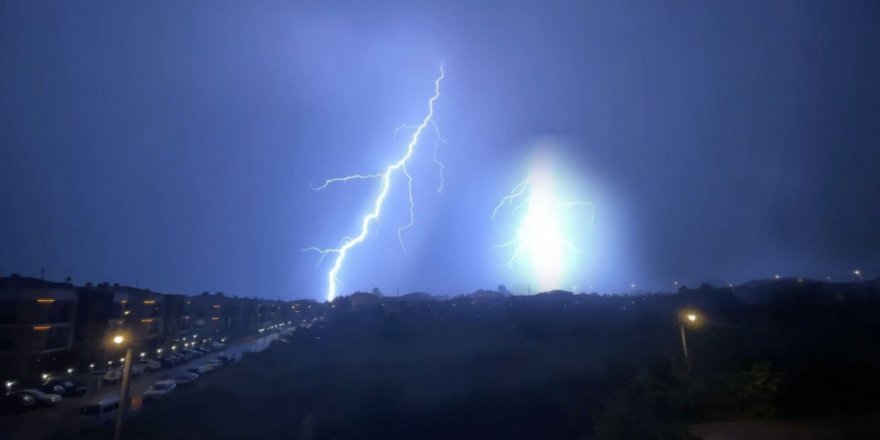 Şehri şimşekler aydınlattı