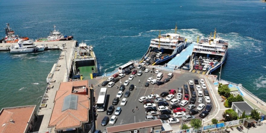 Bozcaada’da tatilcilere feribot işkencesi, 6 saat beklediler