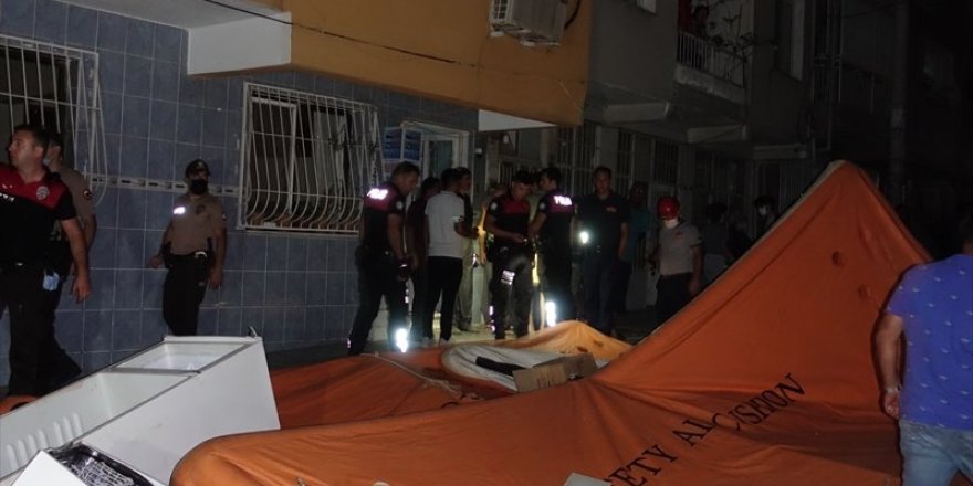 İzmir'de ev sahibi ile tartışan kiracı eşyalarını sokağa attı