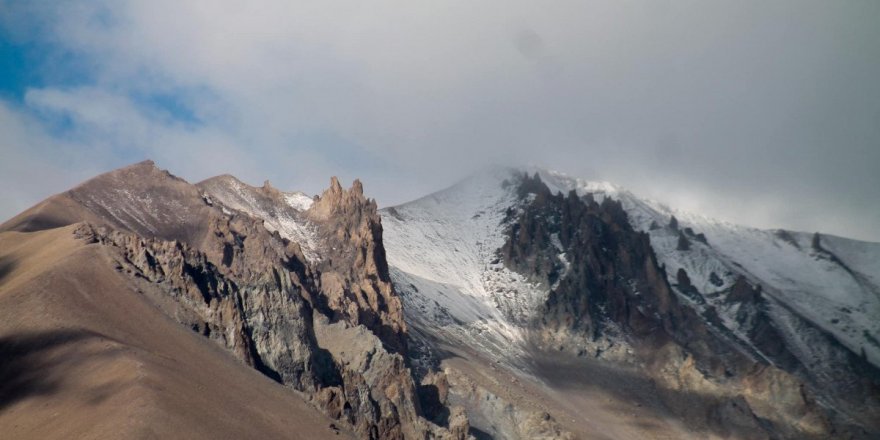 Erciyes beyaz örtüyle kaplandı