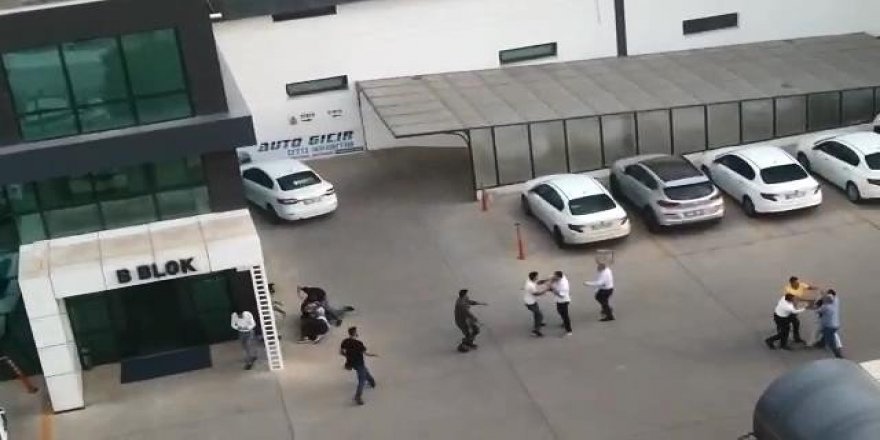 Otoparktaki Kavgada Kürsüler Ve Yumruklar Havada Uçuştu: 3 Yaralı