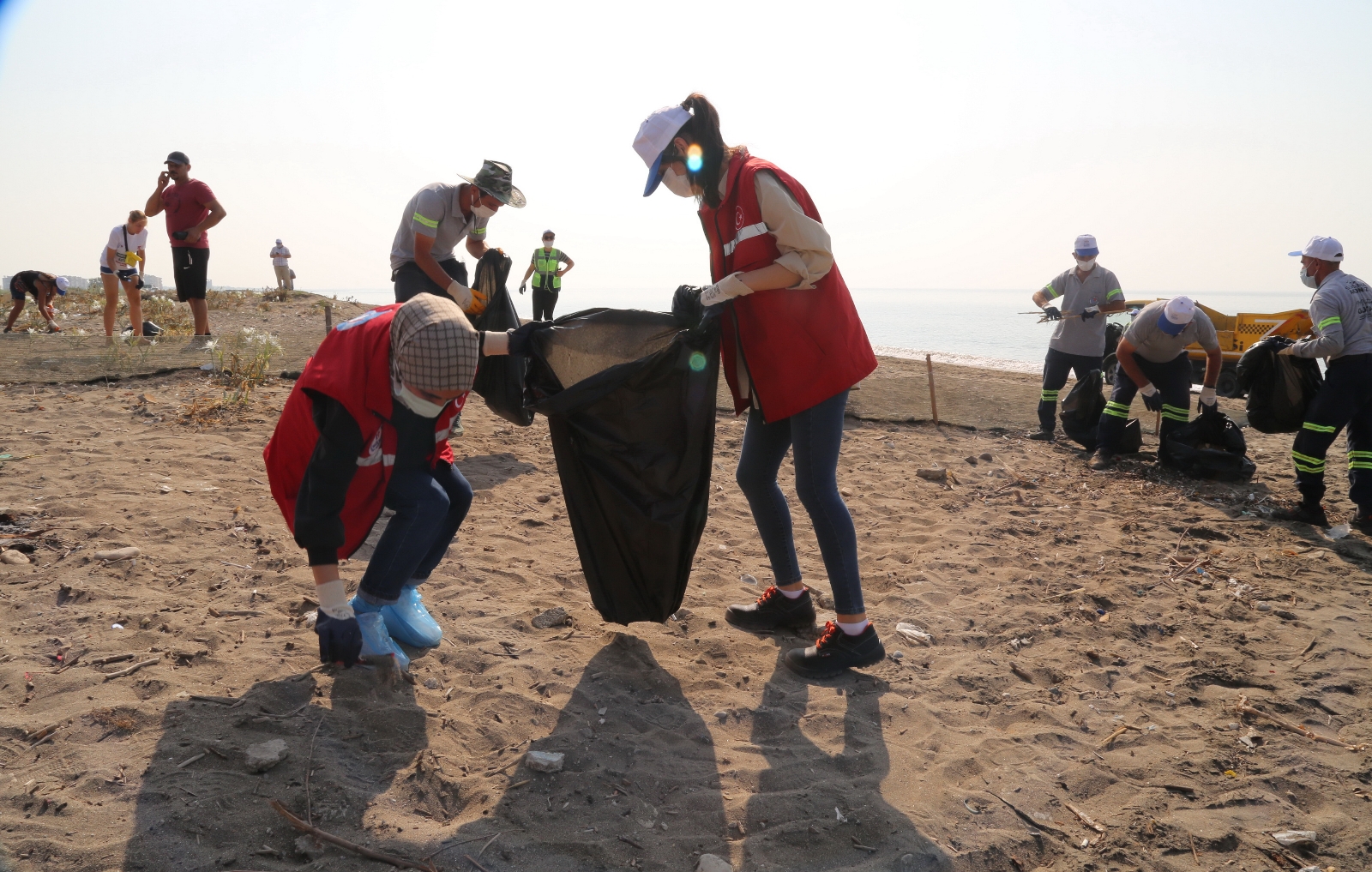 Mersin’de Suriye kaynaklı petrol sızıntısına karşı temizlik çalışmaları sürüyor