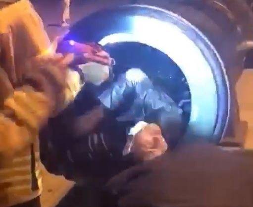 Fotoğraf çektirmek için girdiği tarihi topun içinde sıkıştı