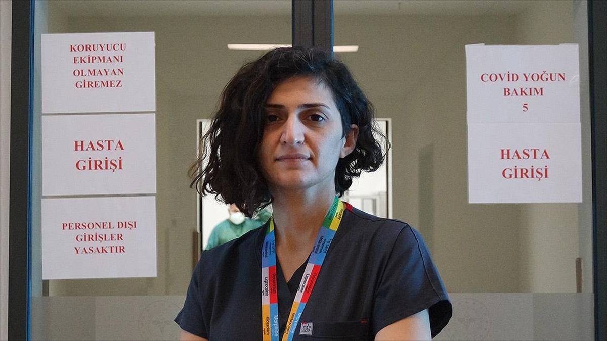 Bebeğini Göremeden Ölen Annenin Üzüntüsünü Yaşayan Doktordan Aşı Çağrısı