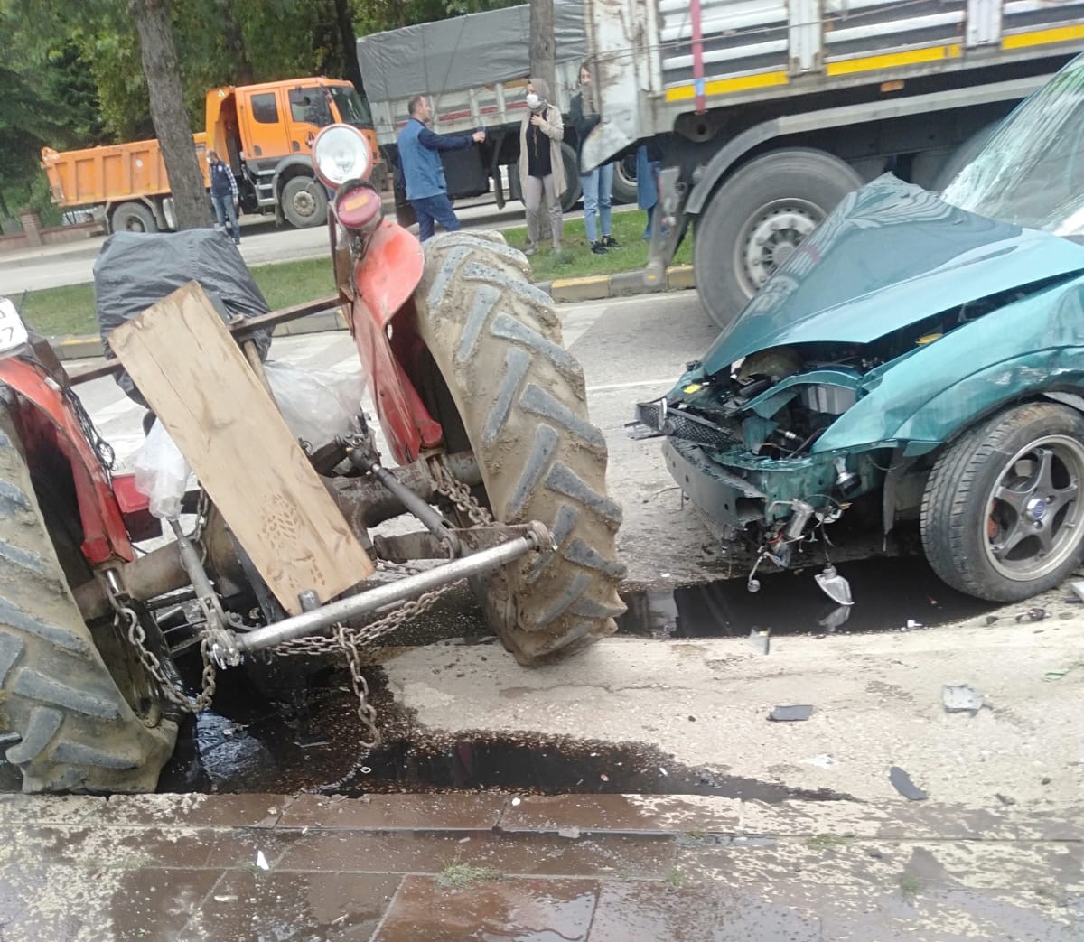 Zincirleme kazada traktör ikiye bölündü: 3 yaralı