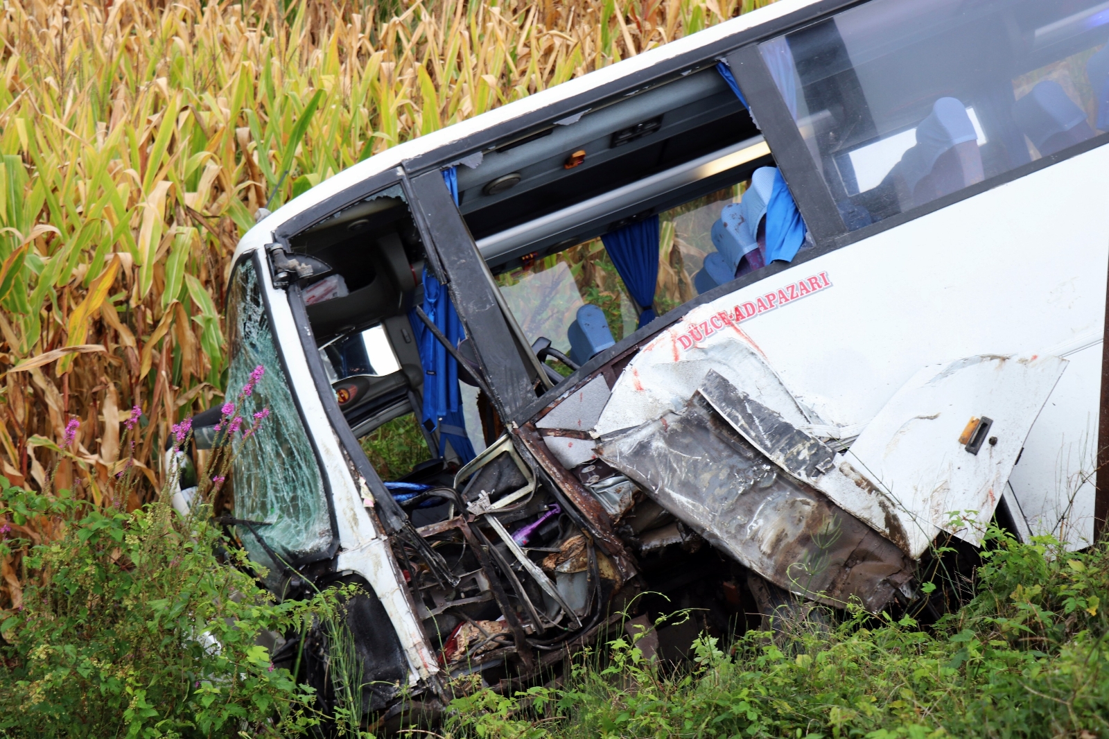 D-100’de yolcu midibüsü tarlaya uçtu: 7 yaralı