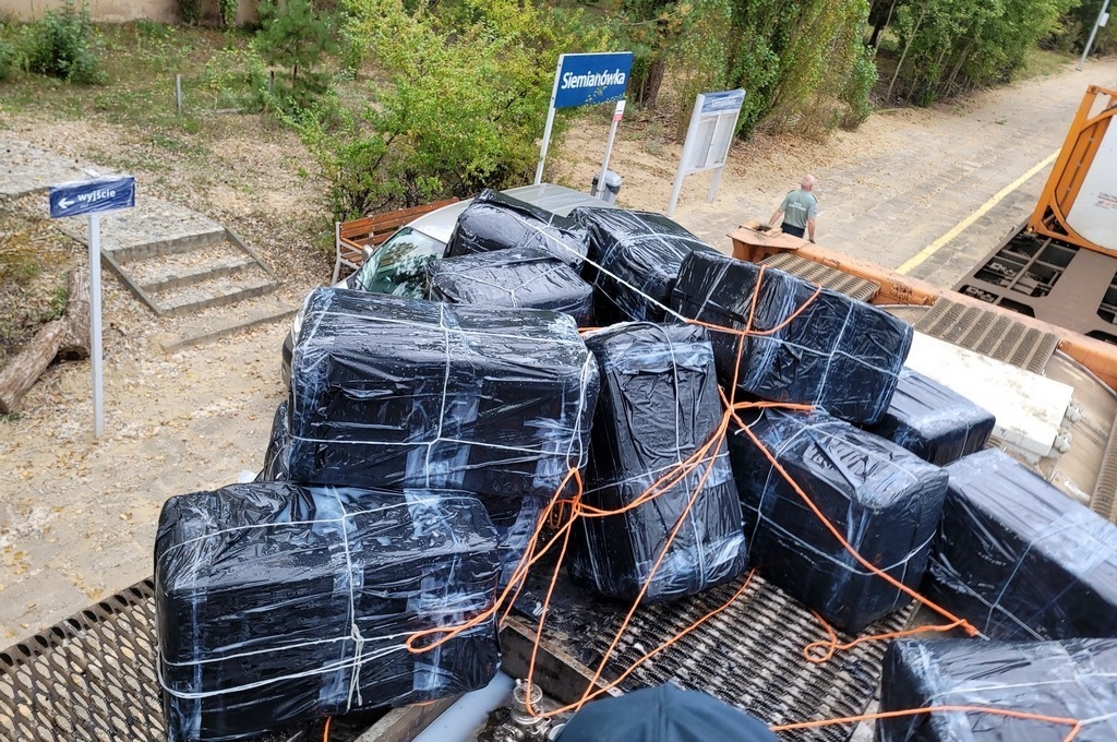 Polonya’da reçine taşıyan tanklara gizlenmiş 121 bin paket sigara ele geçirildi