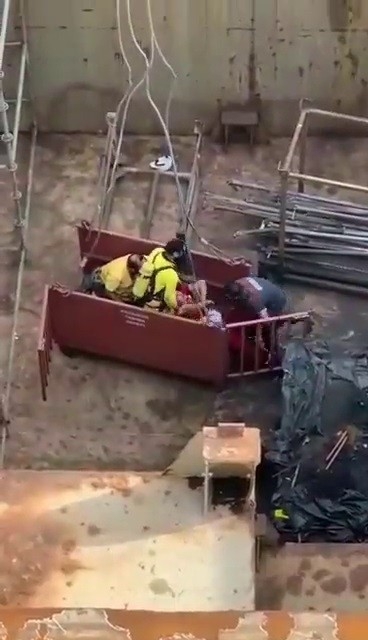 Tuzla’da zehirlenen işçilere yardım eden işçiye elektrik çarptığı anlar kamerada