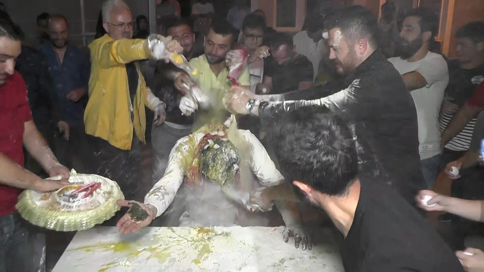 Amasyalı damadın başına gelmeyen kalmadı, önce yumurta saldırısı sonra un, yağ ve sirkeli su