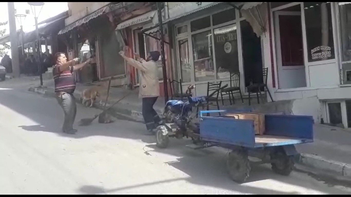 Hem sokakları süpürüyor hem de göbek atıyor