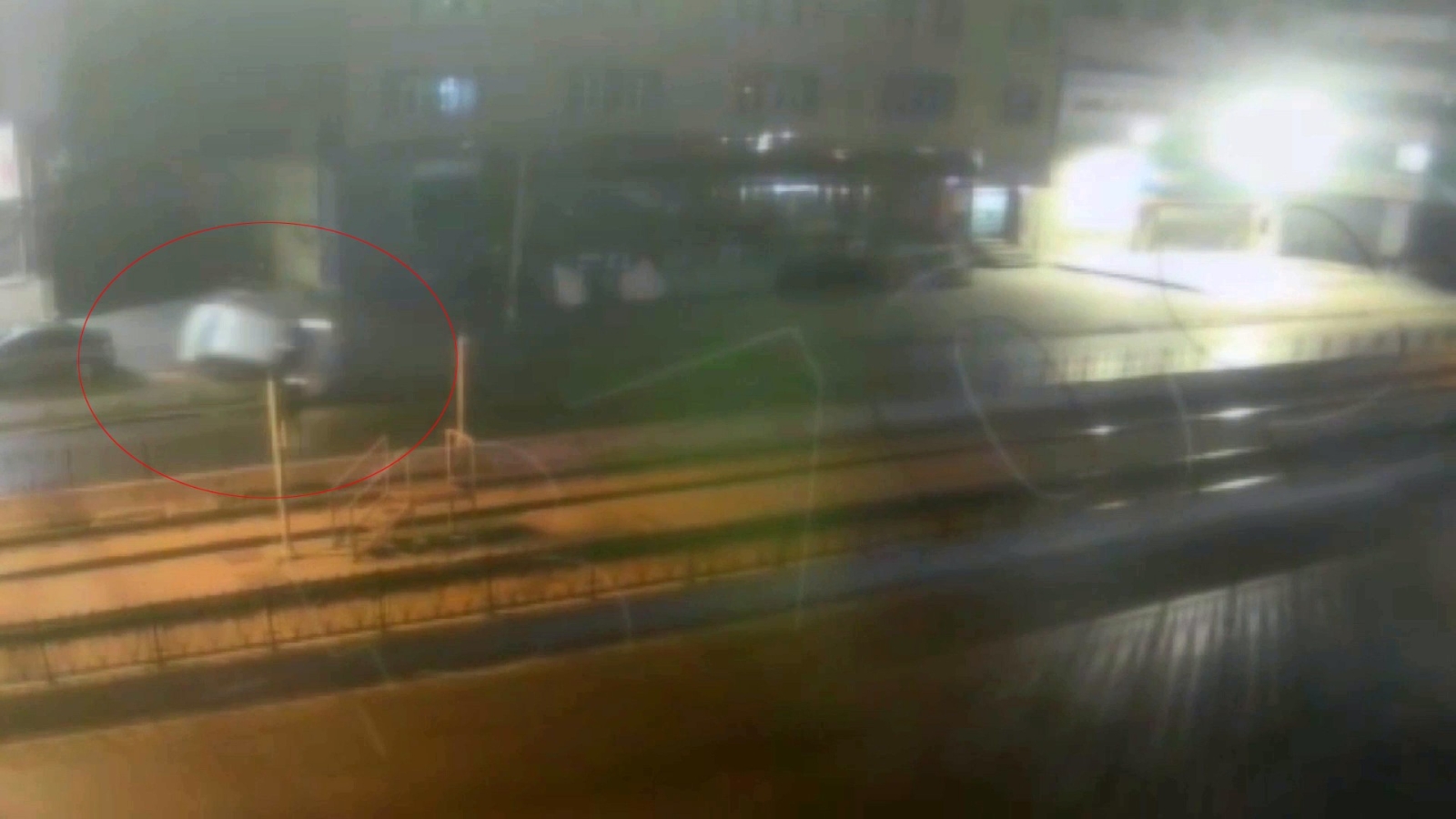 Aydınlatma direğine çarpan otomobil takla atarak park halindeki bir başka aracın üzerine devrildi