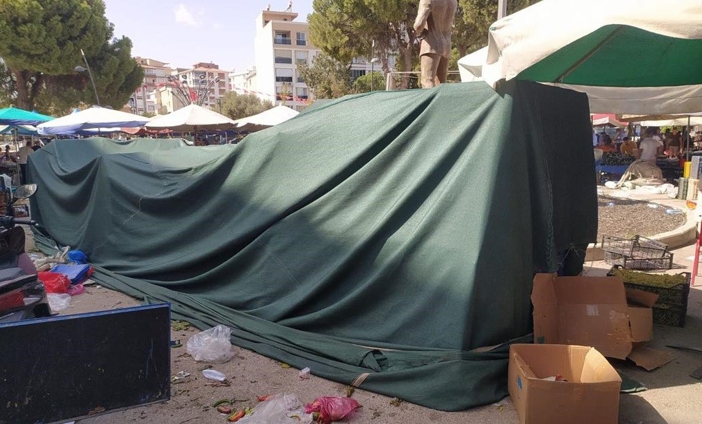 Korona Virüs Testi Pozitif Çıkan İki Pazarcı, Satış Yaparken Yakalandı