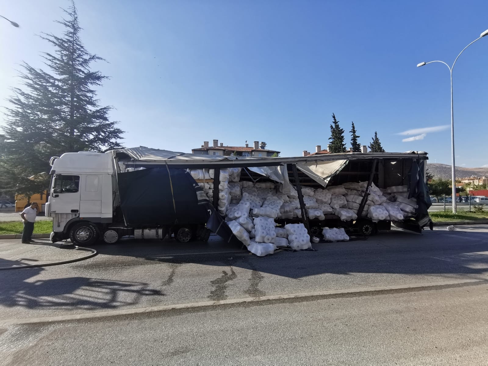 Kontrolden Çıkan Tırın 6 Aracı Biçtiği Anlar Güvenlik Kamerasında