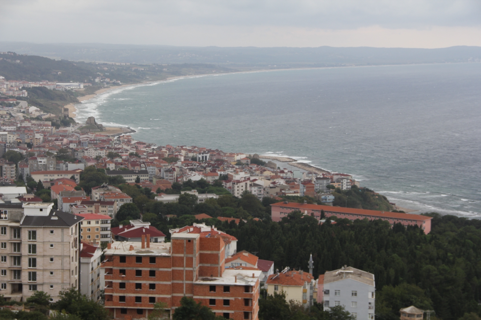 Bir Tarafta Dev Dalgalar Bir Taraf Çarşaf Gibi