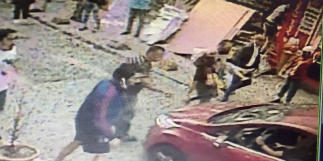 Başından vurduğu hamile eşini kucağında caddeye taşıdı