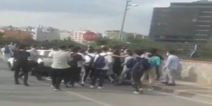 Bursa’da okul önünde arbede kamerada...