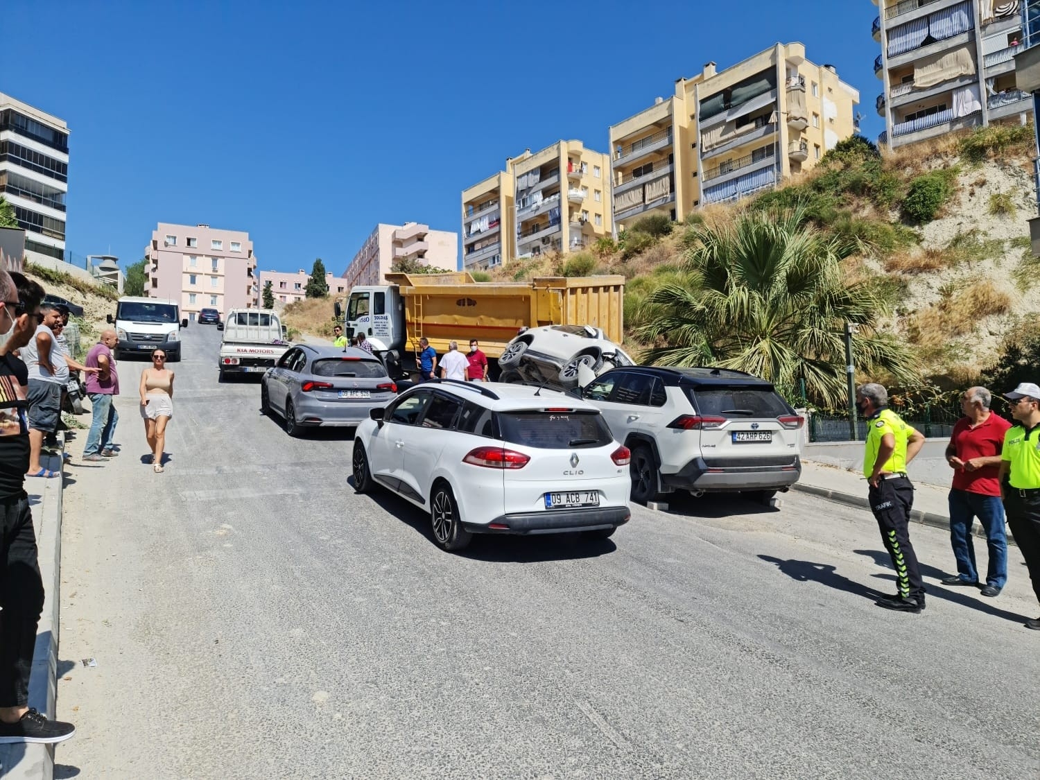 Freni patlayan kamyon araçları biçti