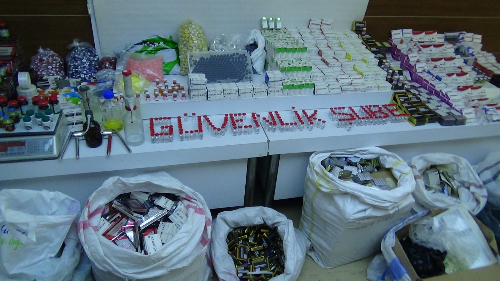 İstanbul’da Sahte İlaç Operasyonu: Aralarında Covid-19 İlacı Da Var