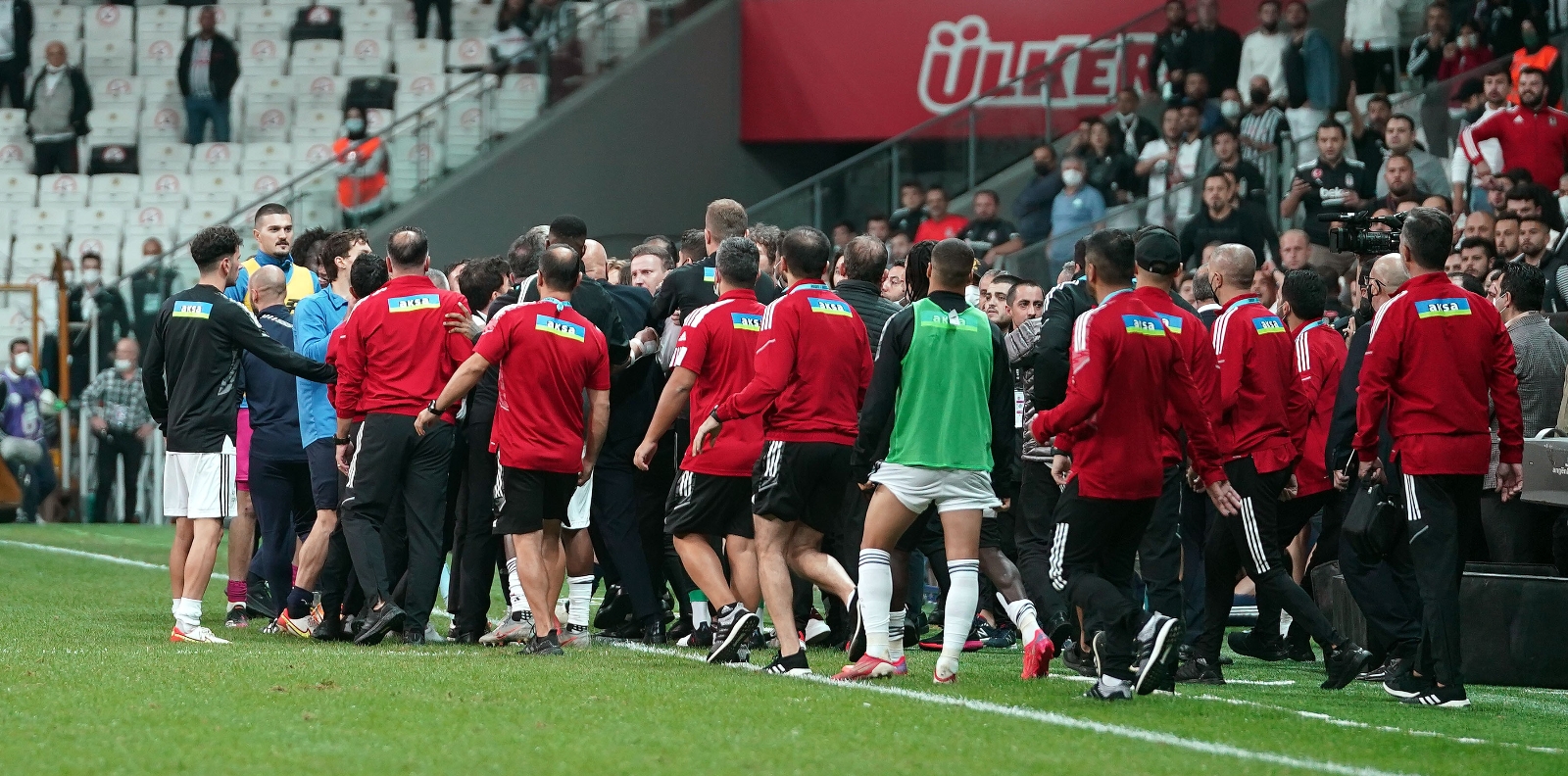 Maç Bitti Saha Kenarı Karıştı!