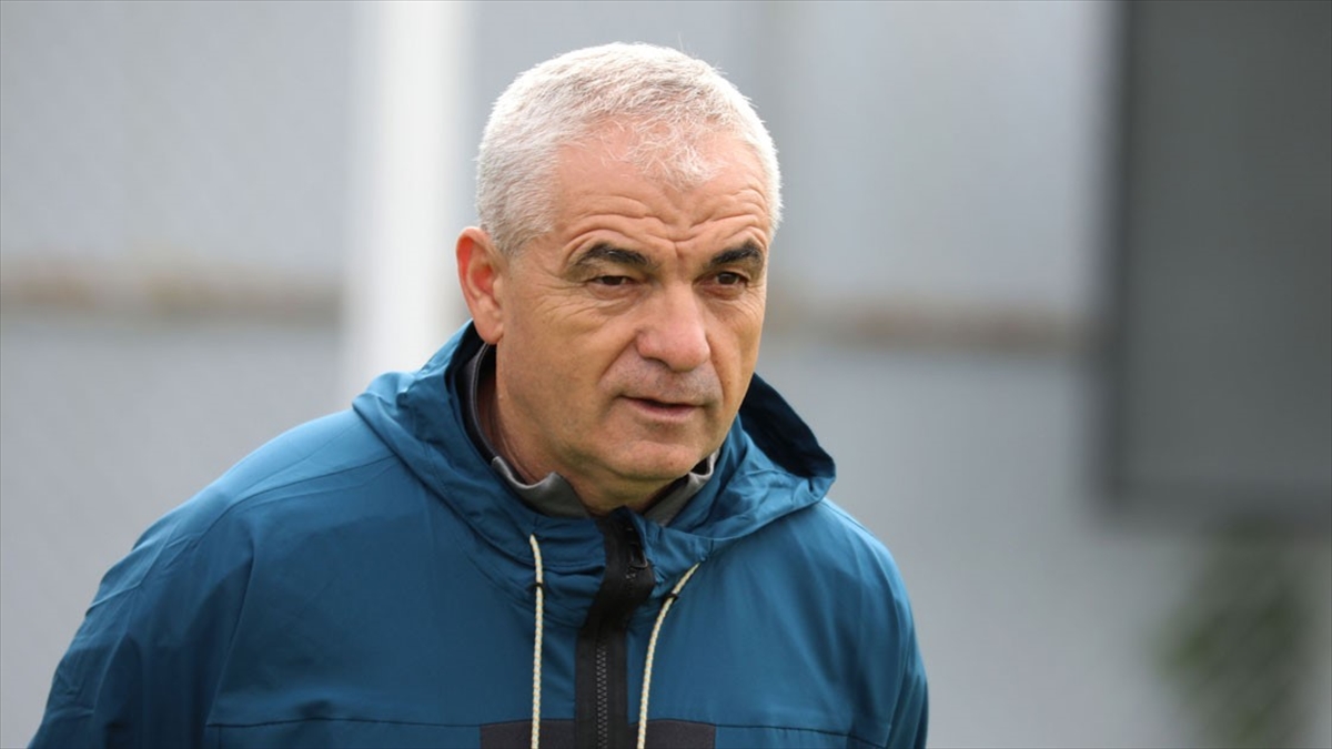 Sivasspor Teknik Direktörü Çalımbay, Ligi İyi Bir Yerde Tamamlamayı Hedefliyor