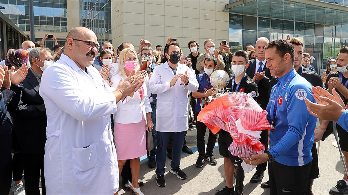 Ampute Milli Futbol Takımı 'kupa' Sözü Verdikleri Sağlıkçıları Ziyaret Etti