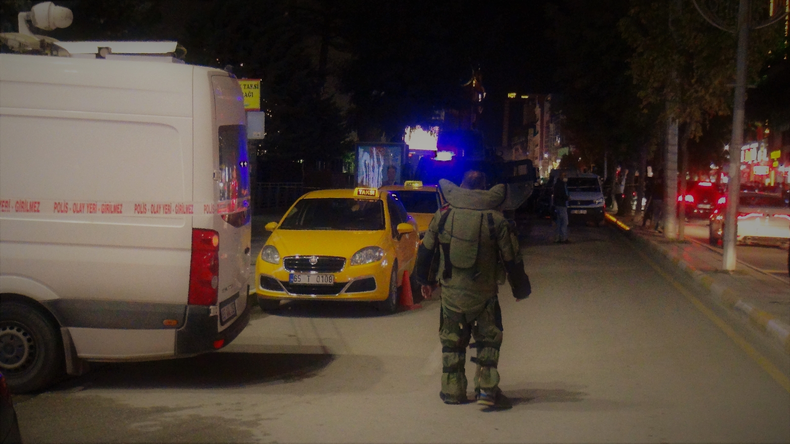 Van’ın en işlek caddesinde şüpheli paket alarmı