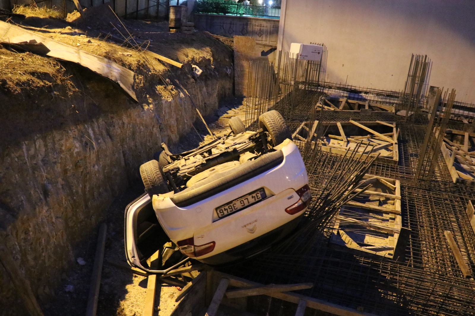 Otomobil Yoldan Çıktı, İnşaat Temeline Uçtu: 2 Yaralı