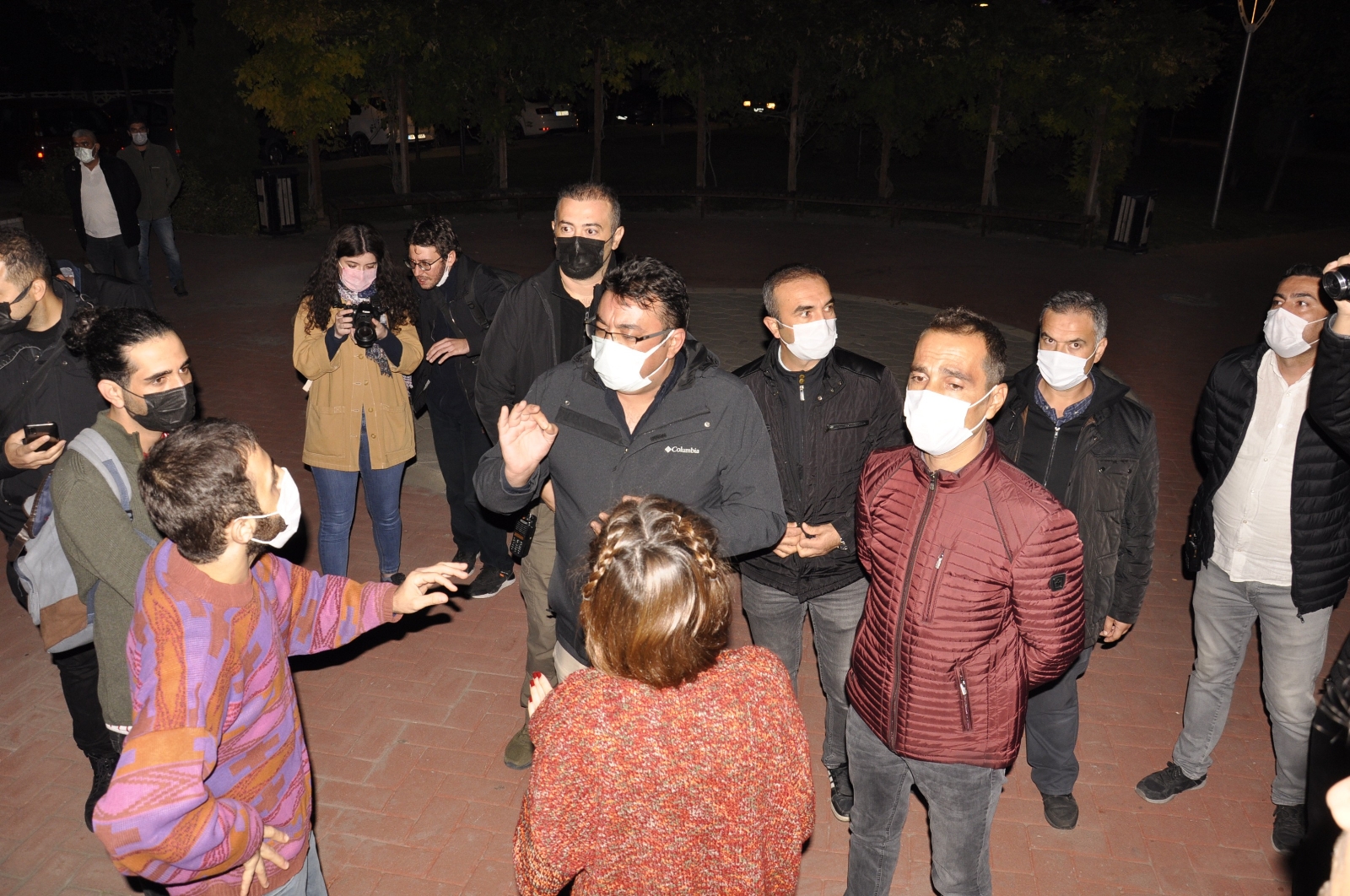 ‘Barınamıyoz’ yazdıkları kartonla parkta yatmak istediler