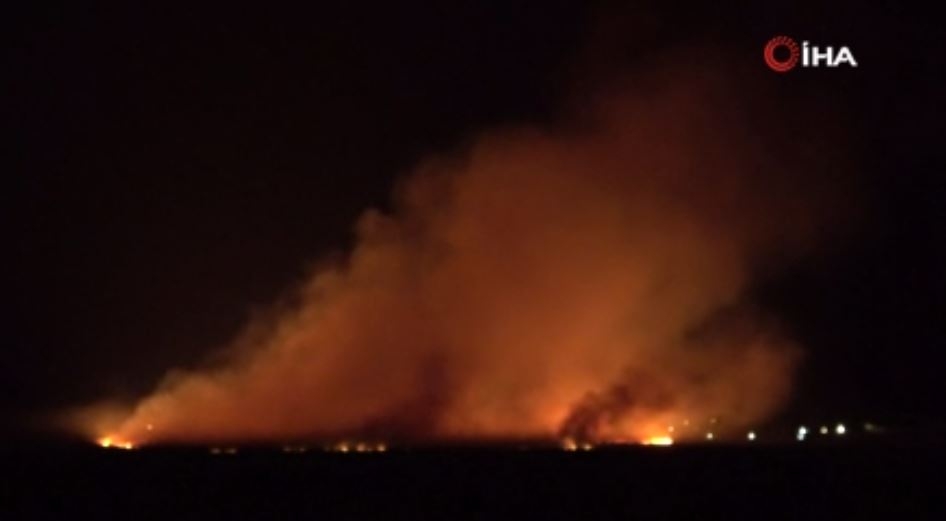 Yüksekova’daki sazlık yangınına müdahale sürüyor