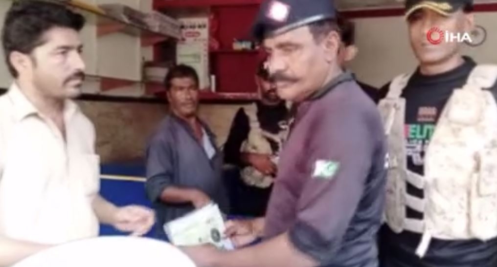 Pakistan’da Covid-19 aşısı olmayan 100 kişi gözaltına aldı