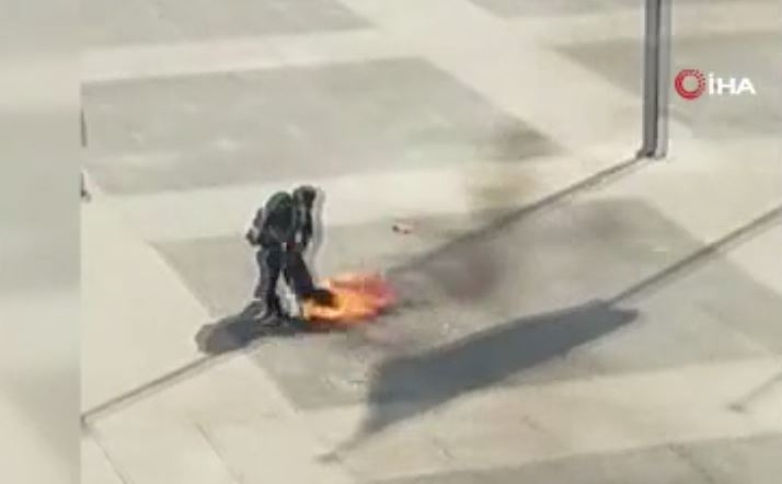 Uruguay Devlet Başkanlığı binası önünde bir kişi kendisini ateşe verdi