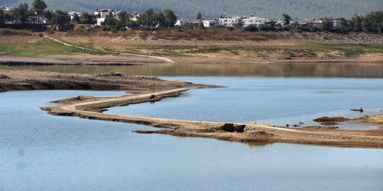 Muğla’da, Bodrum’a su veren Mumcular Barajı kurudu