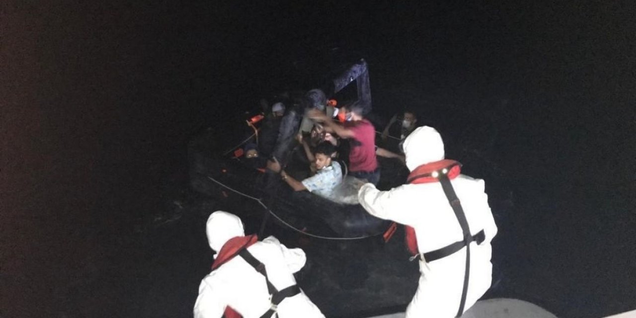 Muğla'da can salına bindirilip denizin ortasına bırakılan göçmenler kurtarıldı