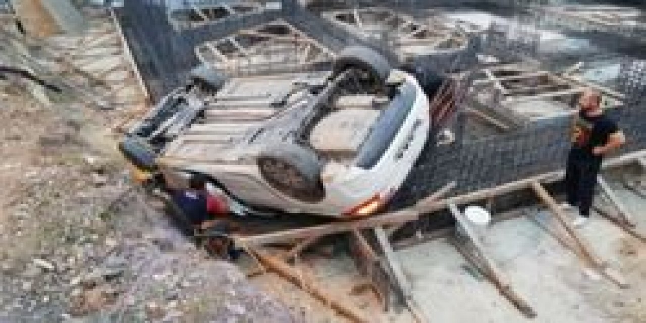 Kocaeli'de fren yerine gaza basan sürücü, otomobil ile inşaata düştü