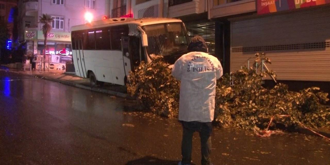 İstanbul'da minibüsün altında kalan genç yaşamını yitirdi
