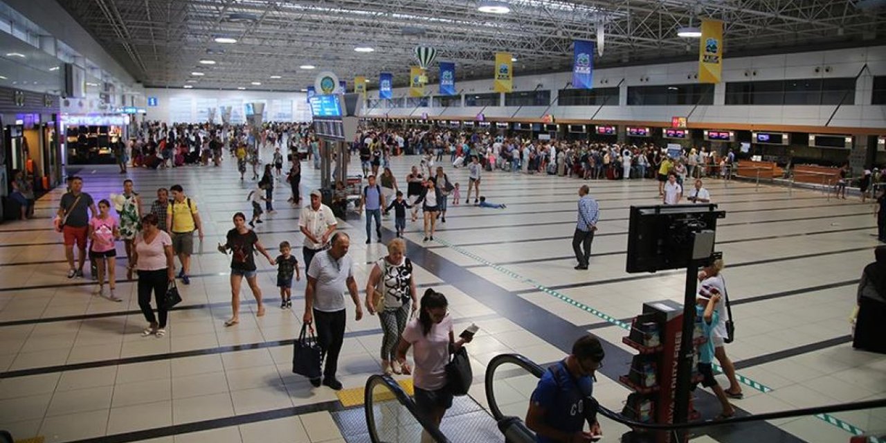 İngiltere'ye seyahatlerde zorunlu otel karantinası resmen kalktı