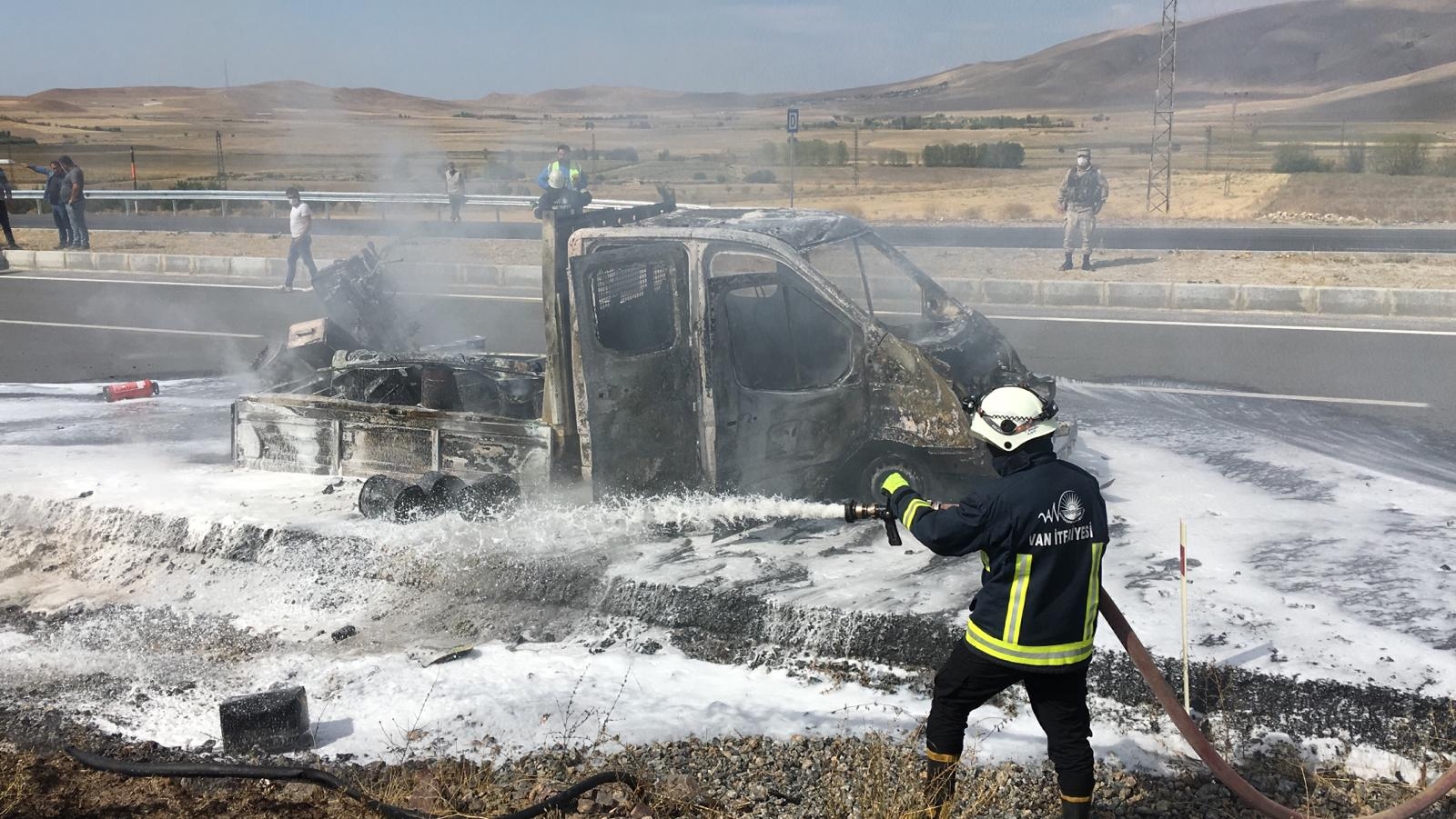 Seyir halindeki kamyonet alev alev yandı