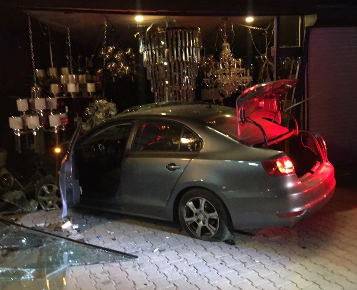 Alkollü şahıslar önce araçla dükkana girdi, sonra taksiye binip kaçtı