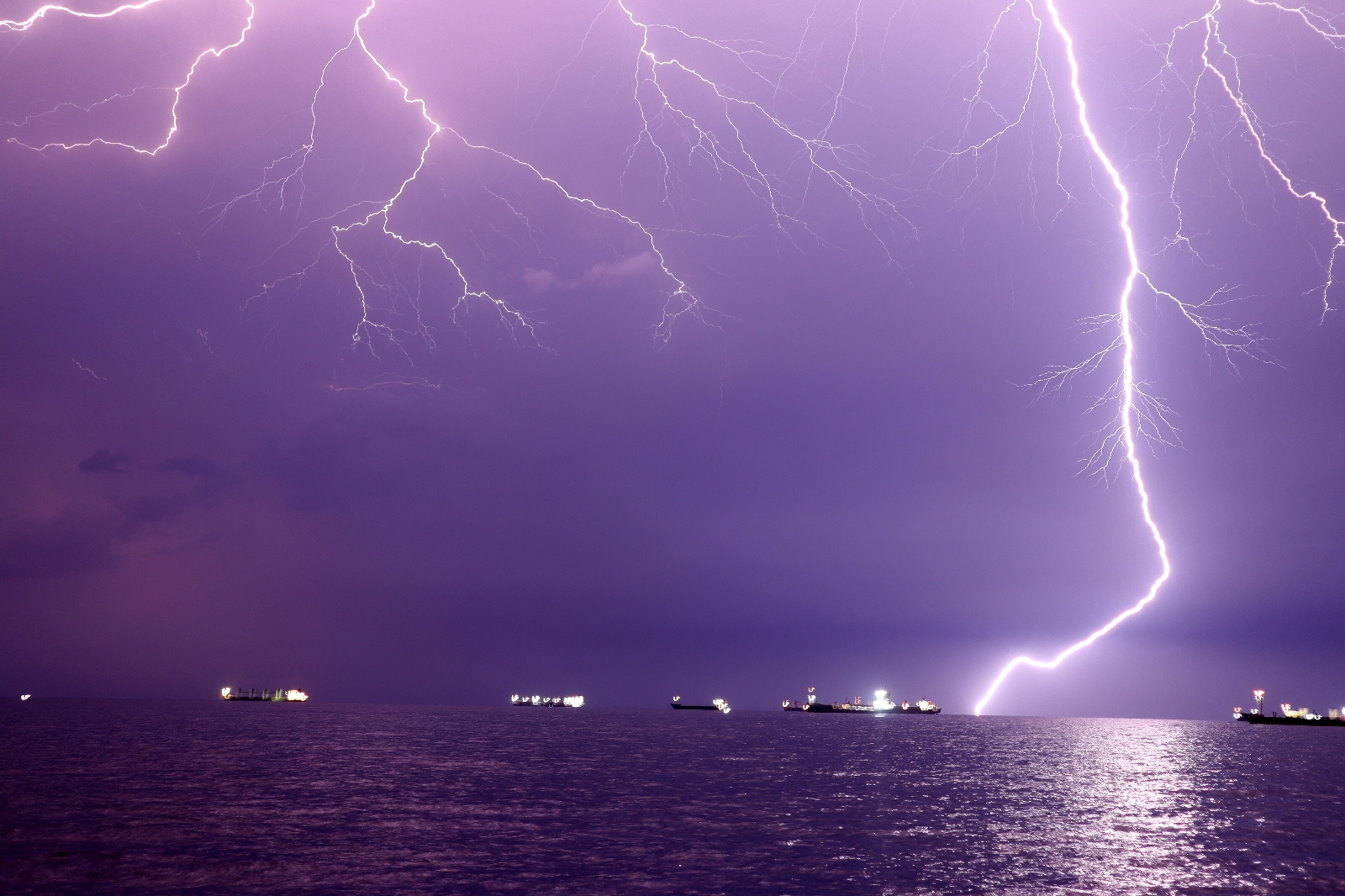 İskenderun’da şimşekler görsel şölen oluşturdu