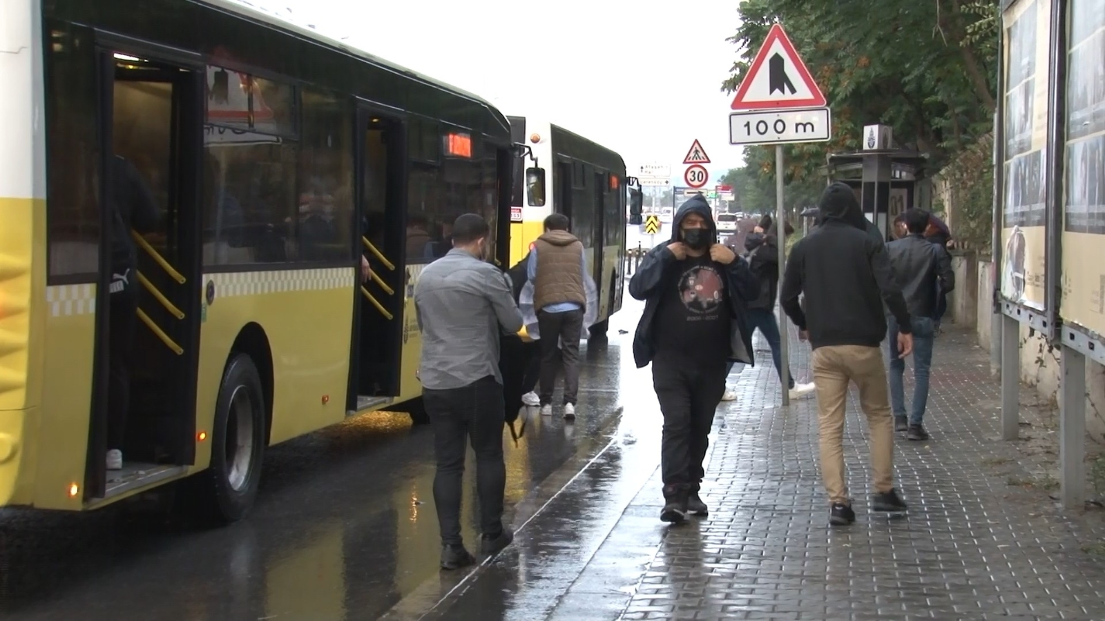 İstanbul’da vatandaşlar yağmura hazırlıksız yakalandı
