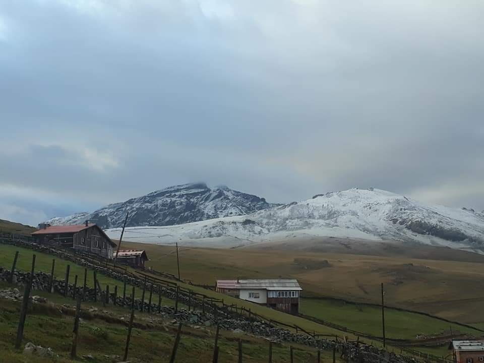 Doğu Karadeniz’in yüksek kesimlerine kar yağdı