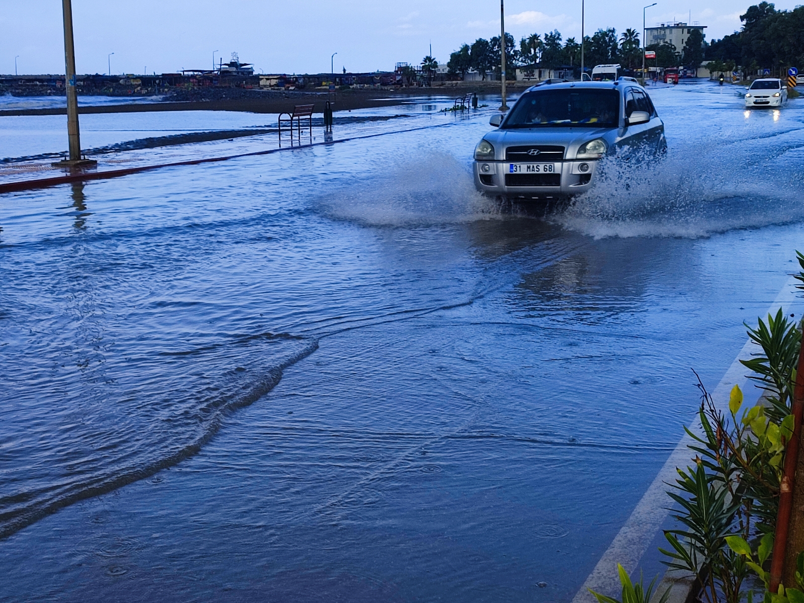 Hatay’da yollar sular altında kaldı, evleri su bastı