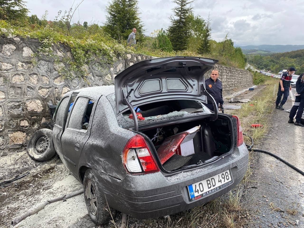 Yolcu otobüsüyle çarpışan otomobilde ölenler komiser yardımcısı ve eşi çıktı