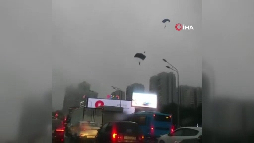 Rusya’da fırtınaya yakalanan paraşütçüler caddeye iniş yaptı