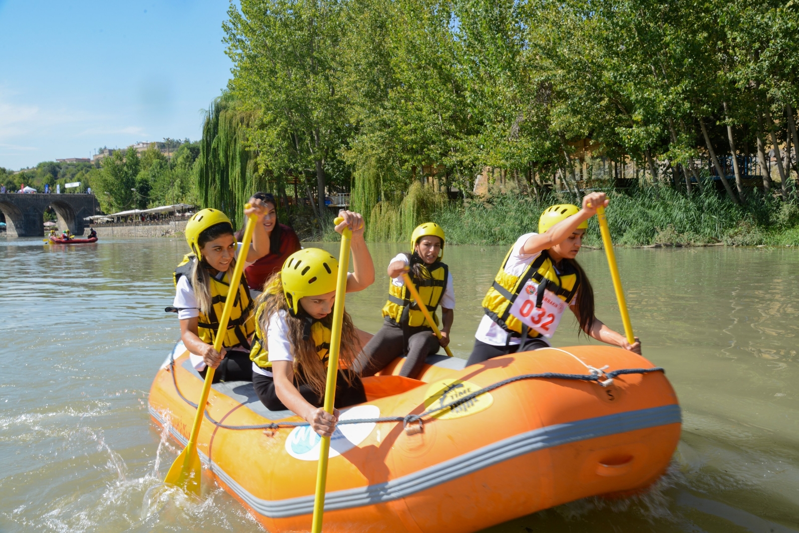 Dicle raftingle buluştu, tarihi köprüde heyacan dolu anlar yaşandı