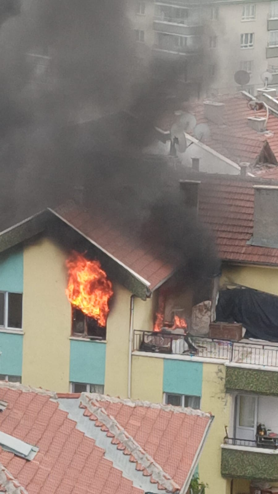 Başkent’te 5 katlı binanın terasında yükselen alevler korkuttu